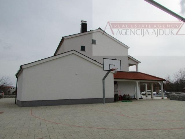 Imotski - Cista Provo vila  sa bazenom 742 m2 - sniženo