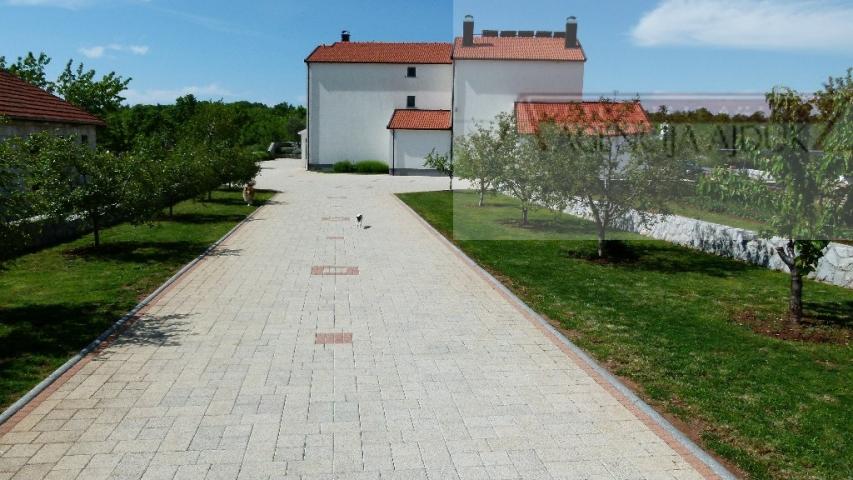 Imotski - Cista Provo vila  sa bazenom 742 m2 - sniženo
