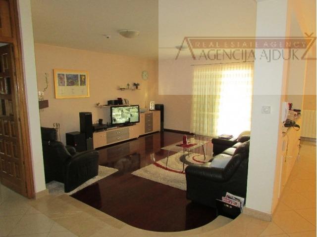 Imotski - Cista Provo vila  sa bazenom 742 m2 - sniženo