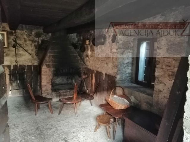Imotski Lovreć uređena kamena kuća sa okućnicom