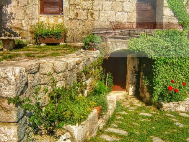 Imotski Lovreć uređena kamena kuća sa okućnicom