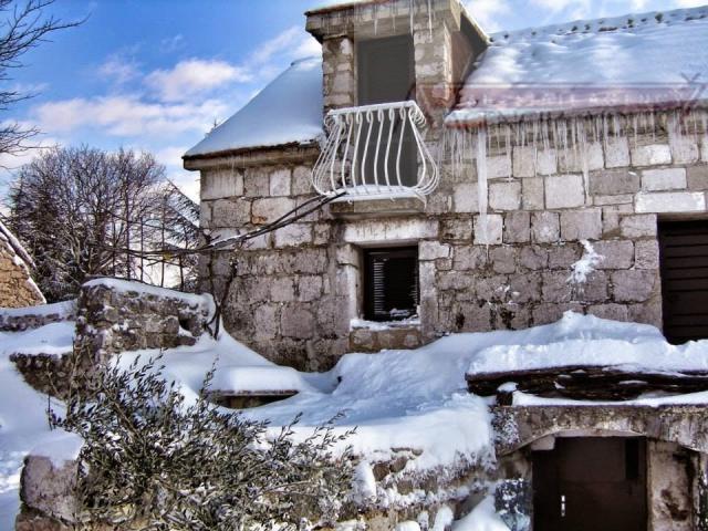 Imotski Lovreć uređena kamena kuća sa okućnicom