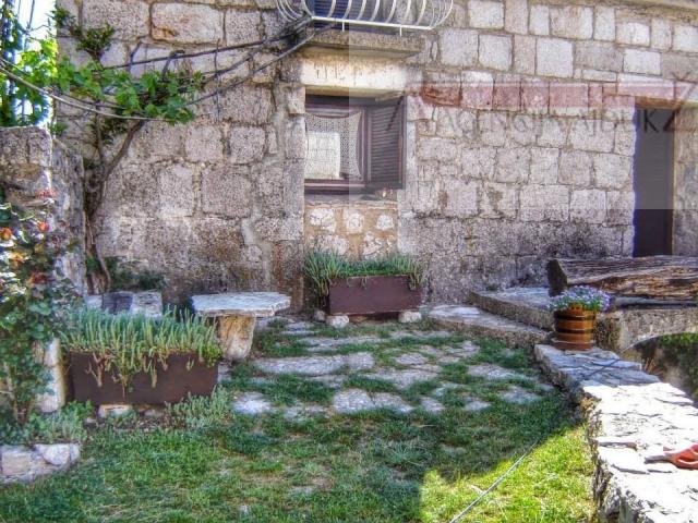 Imotski Lovreć uređena kamena kuća sa okućnicom