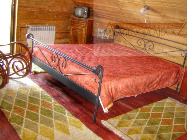 Imotski Lovreć uređena kamena kuća sa okućnicom