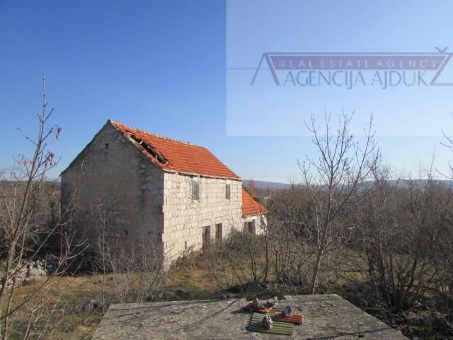 Imotski Lovreć četiri kamene kuće i velika okućnica 13000 m2