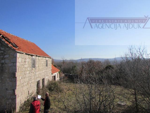 Imotski Lovreć četiri kamene kuće i velika okućnica 13000 m2