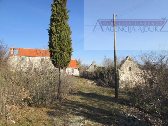 Imotski Lovreć četiri kamene kuće i velika okućnica 13000 m2