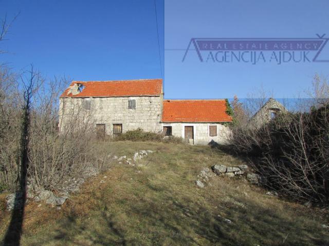 Imotski Lovreć četiri kamene kuće i velika okućnica 13000 m2