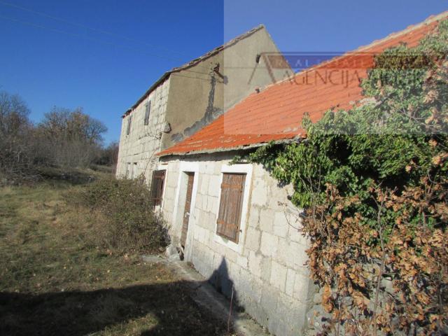 Imotski Lovreć četiri kamene kuće i velika okućnica 13000 m2