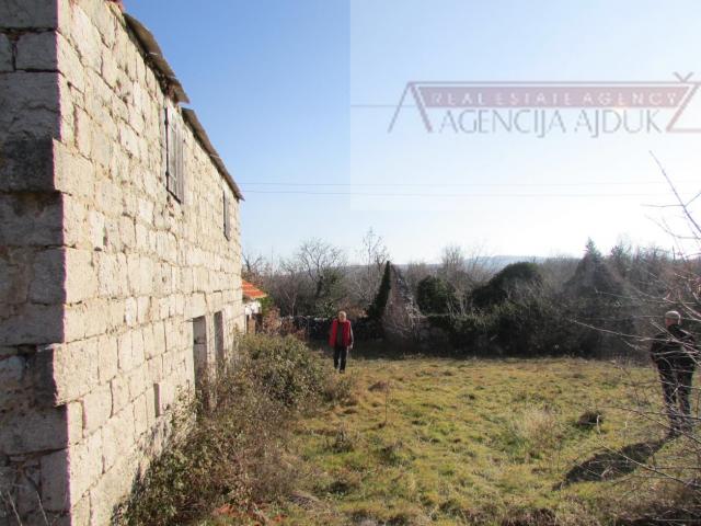 Imotski Lovreć četiri kamene kuće i velika okućnica 13000 m2