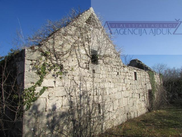 Imotski Lovreć četiri kamene kuće i velika okućnica 13000 m2