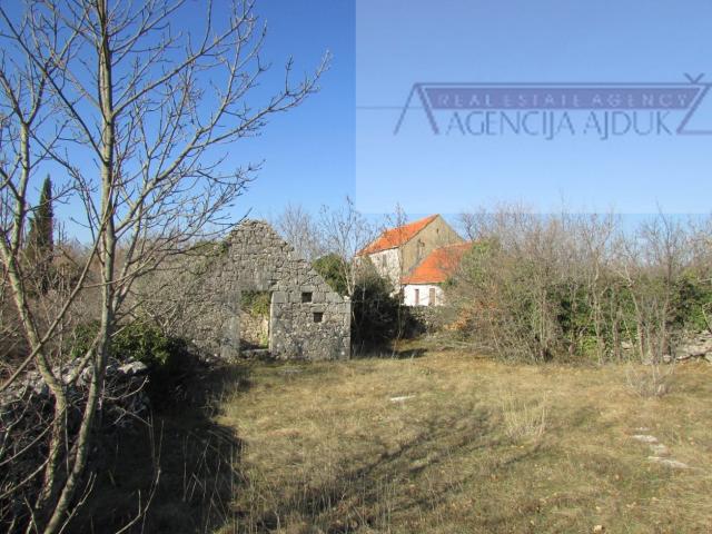 Imotski Lovreć četiri kamene kuće i velika okućnica 13000 m2