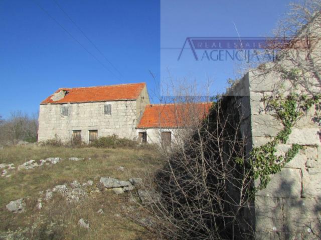 Imotski Lovreć četiri kamene kuće i velika okućnica 13000 m2