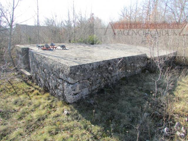 Imotski Lovreć četiri kamene kuće i velika okućnica 13000 m2