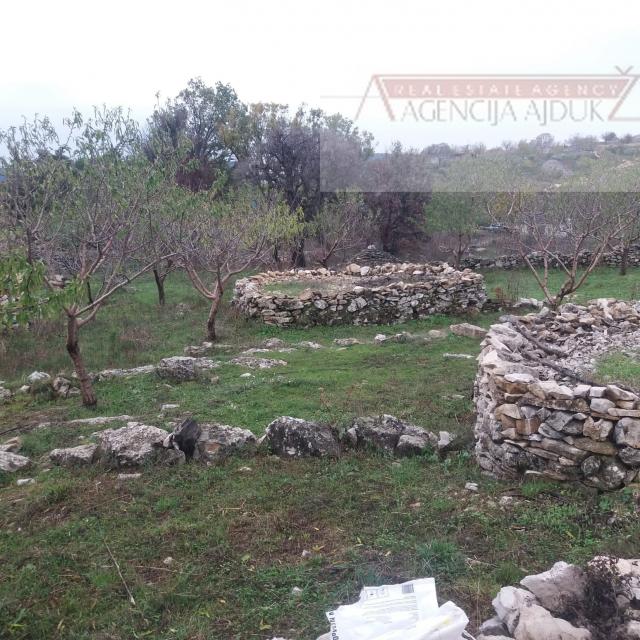 Brač Donji Humac 10630 m2 sa objektom