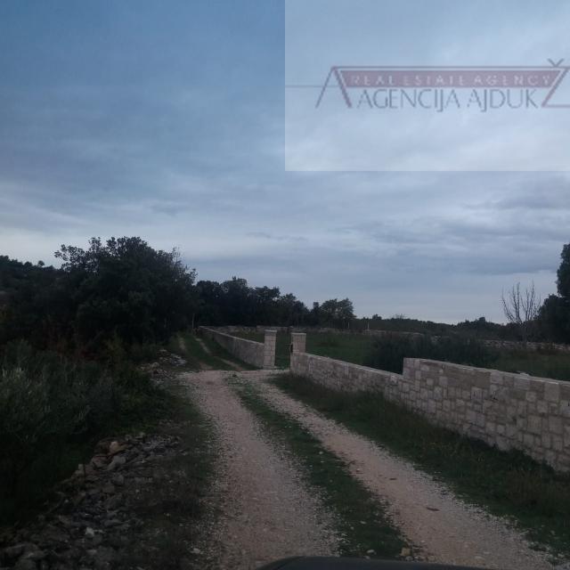 Brač Donji Humac 10630 m2 sa objektom