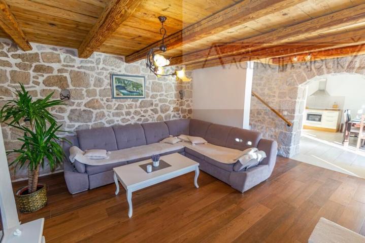 Imotski - vila sa bazenom 190 m2 - top ponuda