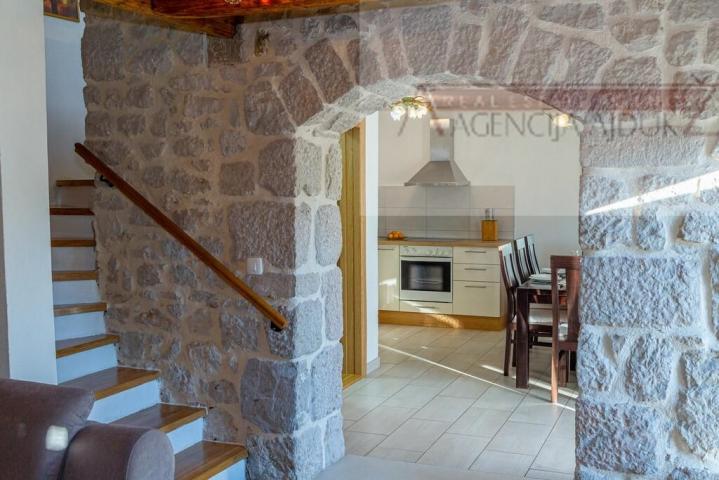 Imotski - vila sa bazenom 190 m2 - top ponuda
