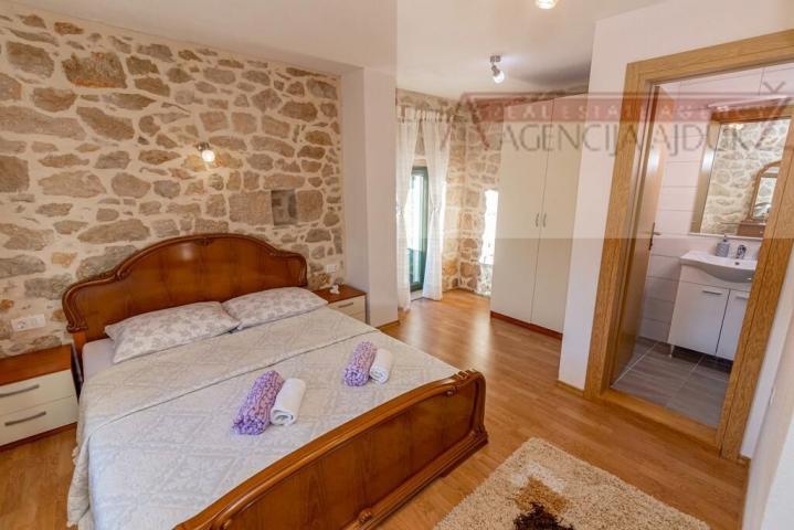 Imotski - vila sa bazenom 190 m2 - top ponuda