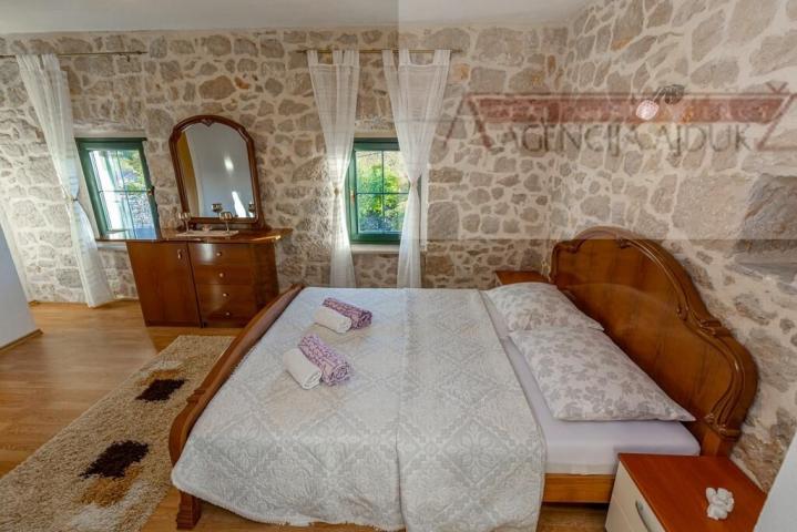 Imotski - vila sa bazenom 190 m2 - top ponuda