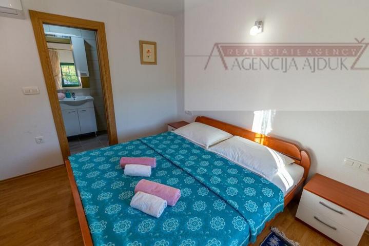 Imotski - vila sa bazenom 190 m2 - top ponuda
