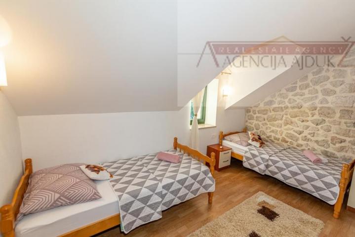Imotski - vila sa bazenom 190 m2 - top ponuda