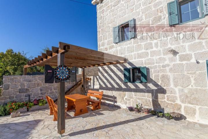 Imotski - vila sa bazenom 190 m2 - top ponuda