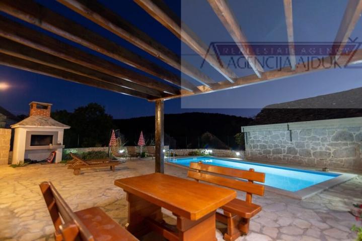 Imotski - vila sa bazenom 190 m2 - top ponuda