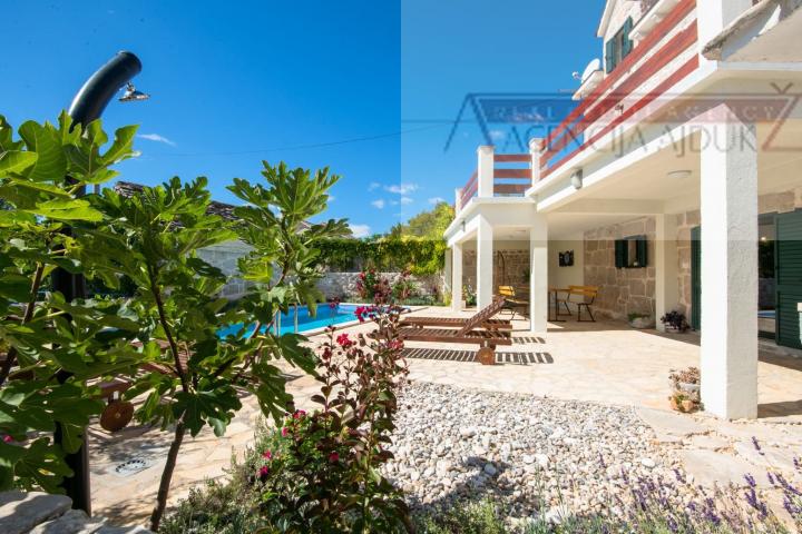 Imotski - vila sa bazenom 190 m2 - top ponuda