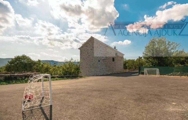 Imotski - vila sa bazenom 190 m2 - top ponuda