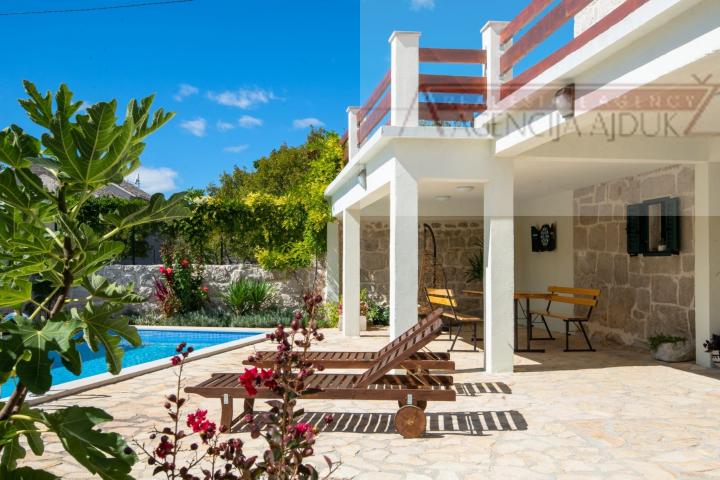 Imotski - vila sa bazenom 190 m2 - top ponuda