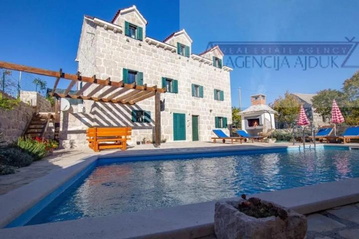 Imotski - vila sa bazenom 190 m2 - top ponuda