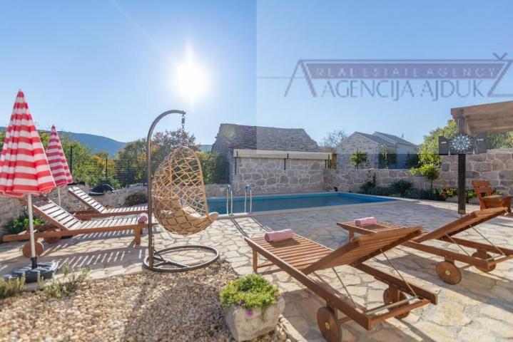 Imotski - vila sa bazenom 190 m2 - top ponuda