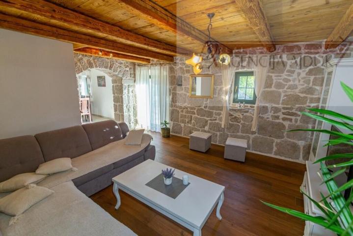 Imotski - vila sa bazenom 190 m2 - top ponuda