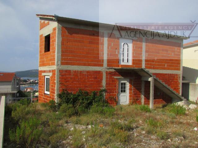 Trogir Seget Vranjica kuća sa 9 stanova roh-bau - novo u ponudi