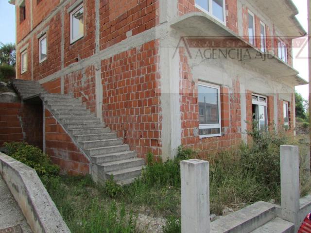 Trogir Seget Vranjica kuća sa 9 stanova roh-bau - novo u ponudi