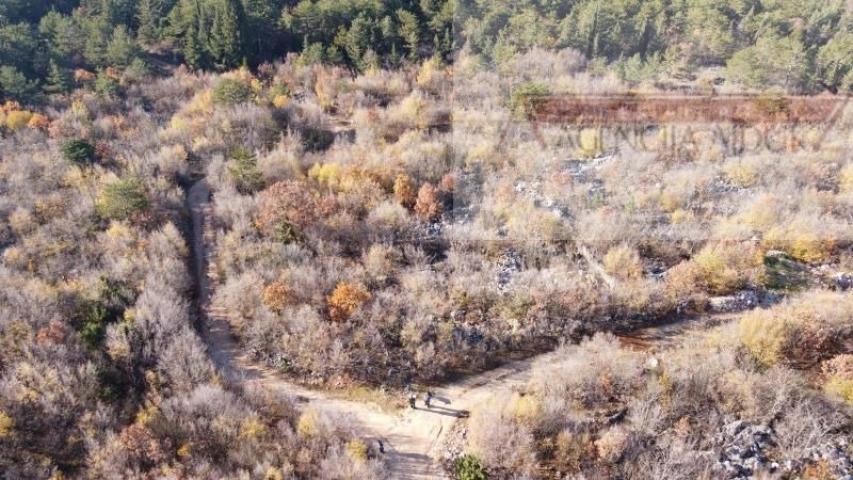 Makarska 11466 m2 zemljište uz planinu Biokovo