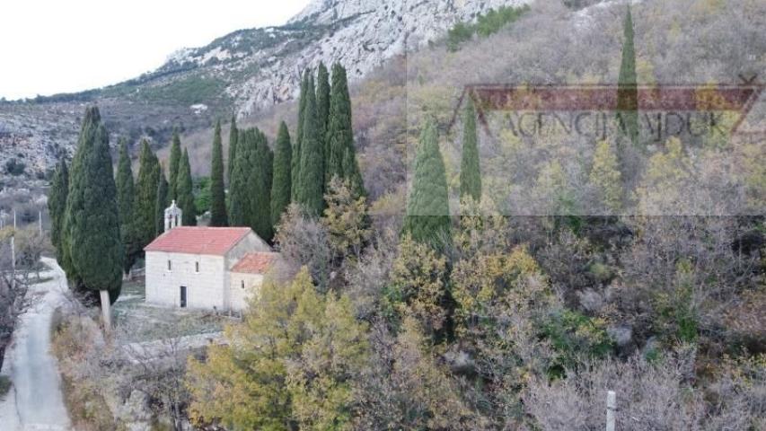 Makarska 11466 m2 zemljište uz planinu Biokovo