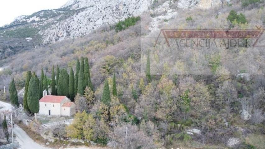 Makarska 11466 m2 zemljište uz planinu Biokovo
