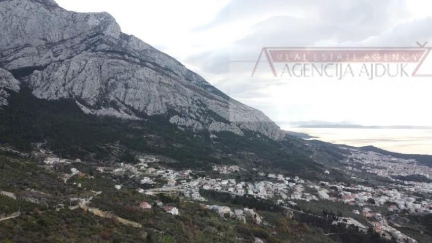 Makarska 11466 m2 zemljište uz planinu Biokovo