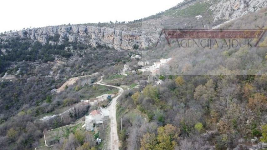 Makarska 11466 m2 zemljište uz planinu Biokovo