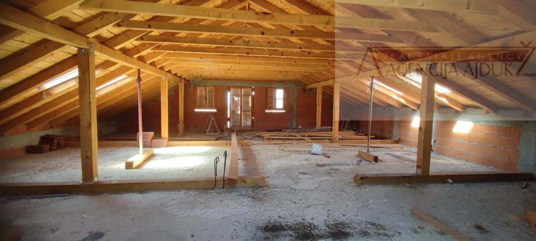 Imotski Lovreć stambeno-poslovni objekt 700 m2 - NOVO