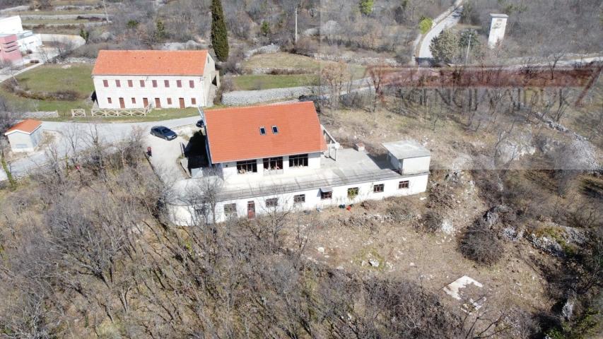 Imotski Lovreć stambeno-poslovni objekt 700 m2 - NOVO