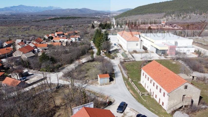 Imotski Lovreć stambeno-poslovni objekt 700 m2 - NOVO