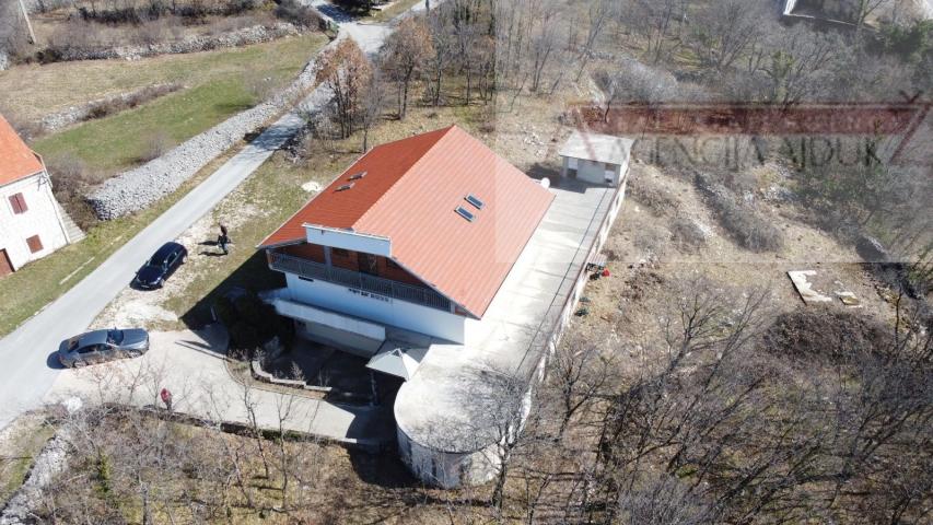Imotski Lovreć stambeno-poslovni objekt 700 m2 - NOVO