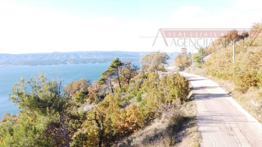 Omiš Stanići 3800 m2 građevinsko zemljište top loakcija