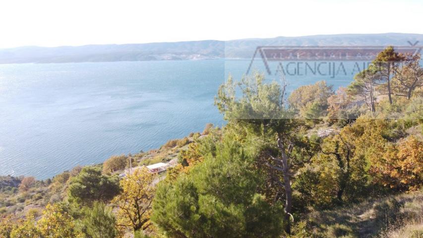 Omiš Stanići 3800 m2 građevinsko zemljište top loakcija