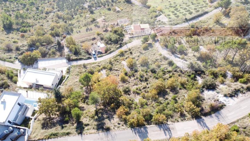 Omiš Stanići 3800 m2 građevinsko zemljište top loakcija
