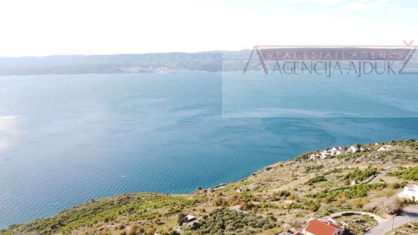 Omiš Stanići 3800 m2 građevinsko zemljište top loakcija