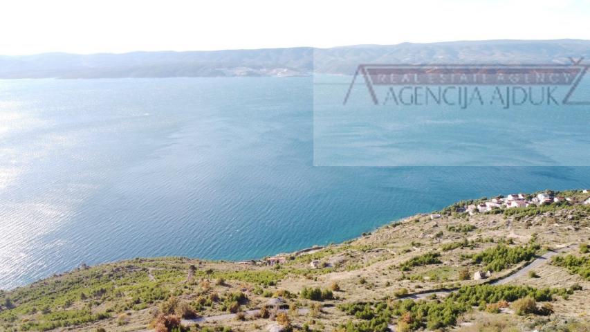 Omiš Stanići 3800 m2 građevinsko zemljište top loakcija
